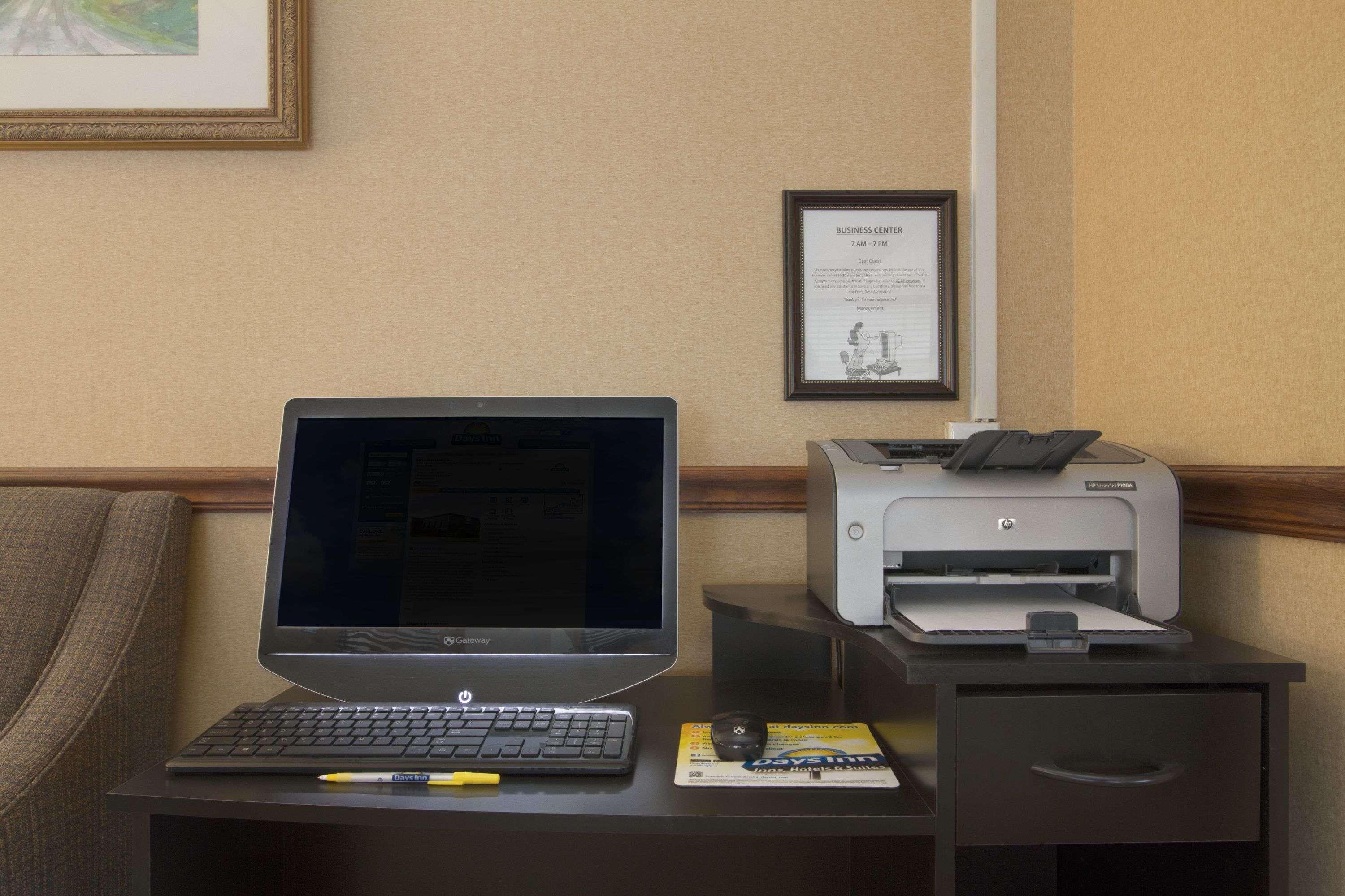 Days Inn By Wyndham Seneca-Clemson Екстериор снимка