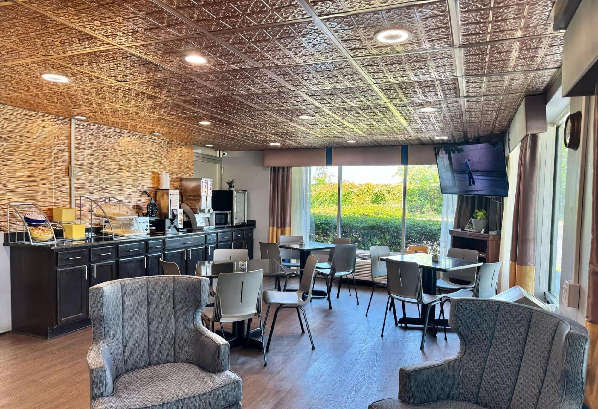 Days Inn By Wyndham Seneca-Clemson Екстериор снимка