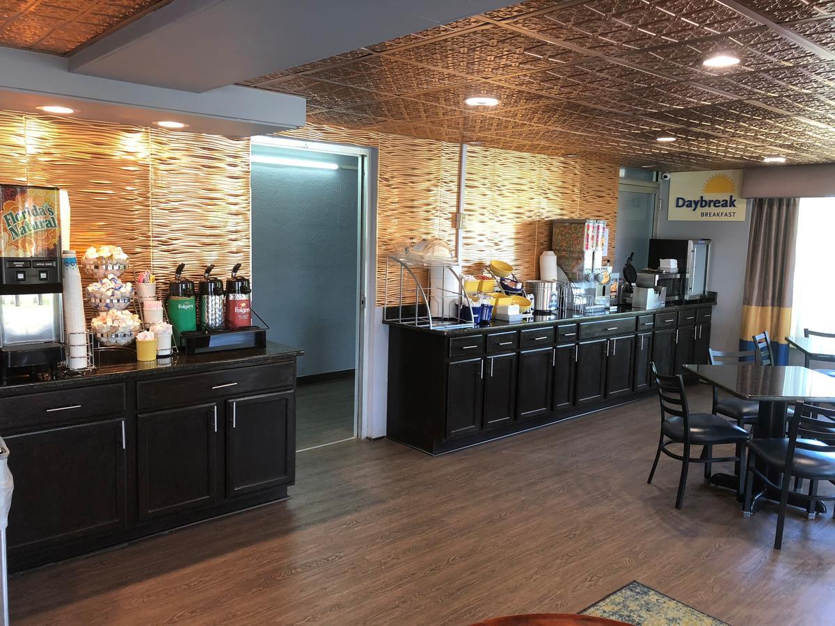 Days Inn By Wyndham Seneca-Clemson Екстериор снимка